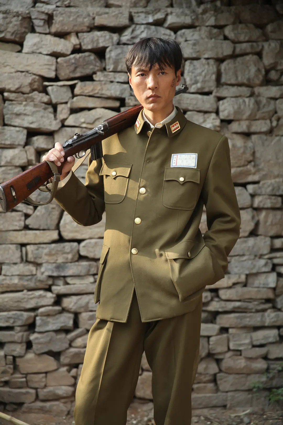 李嘉明|李嘉明无戏可拍沦落到街头摆摊?相比于王往等演员,他算很幸运了