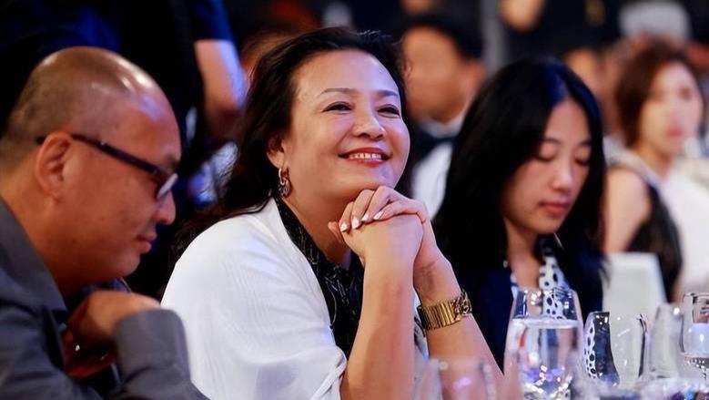 汪小菲|汪小菲母亲两天带货1.8亿！65岁状态十足，未受到儿子事件影响