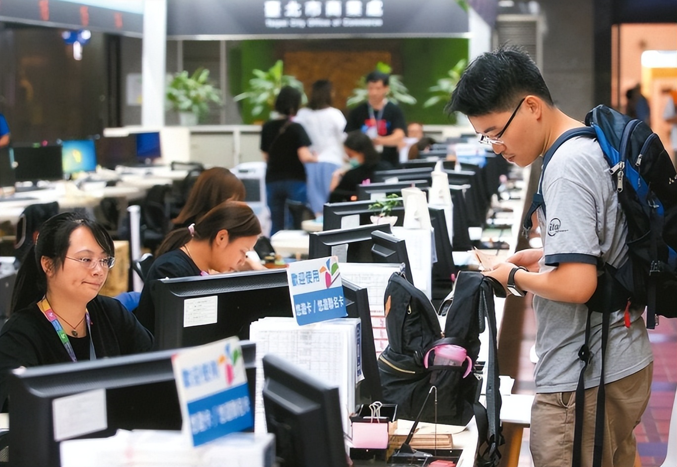 武汉|公务员将不再以“招考”为主？三类大学生获免试资格，看有你吗？