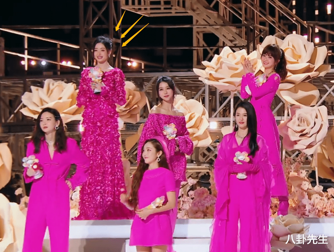 姐姐|《乘风破浪》姐姐成团造型太难看,离开滤镜后变乡村大舞台