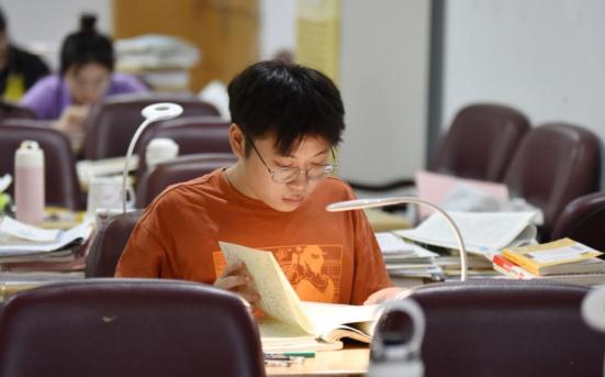 大学生|父母的心酸事,孩子大学四年花了15万,工作月薪只有3000元