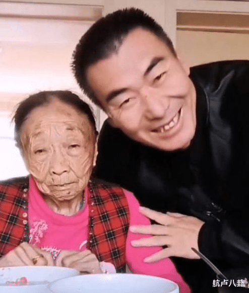 李玉成|李玉成开40W豪车，带85岁爱妻看古宅，马玉琴与孙女合影惨遭嫌弃