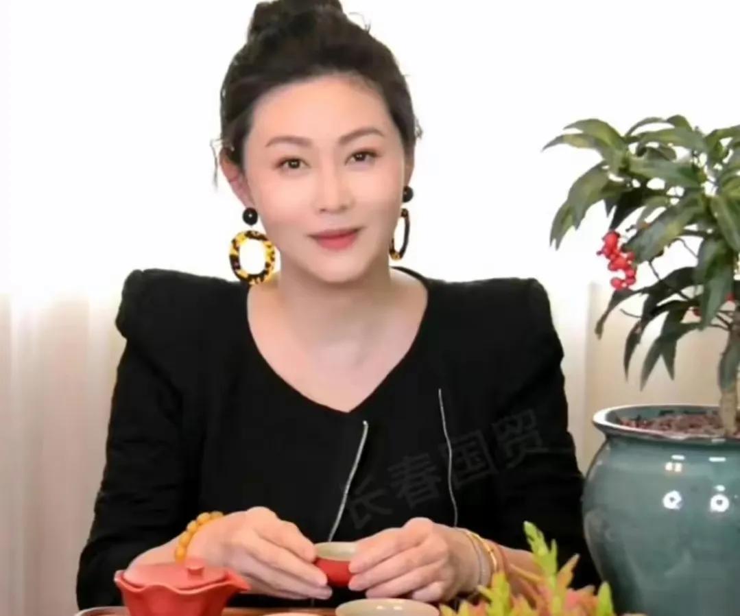 王思懿|王思懿: 模特出身,闪婚闪离普通丈夫,如今52岁无儿无女还是单身