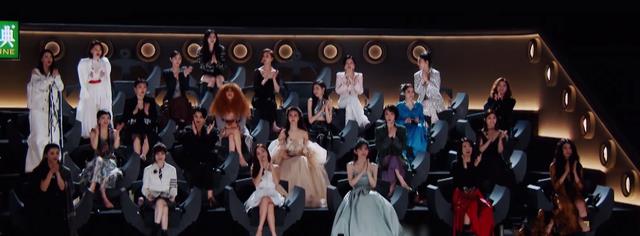 郑秀妍|郑秀妍参加浪姐比较高冷，不站起来给其他姐姐捧场，显着独树一帜