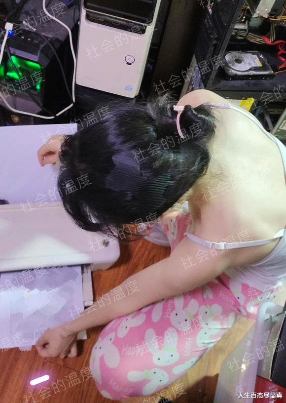 老板娘为省钱自己修电脑，穿着吊带热得大汗淋漓，离婚后选择单身