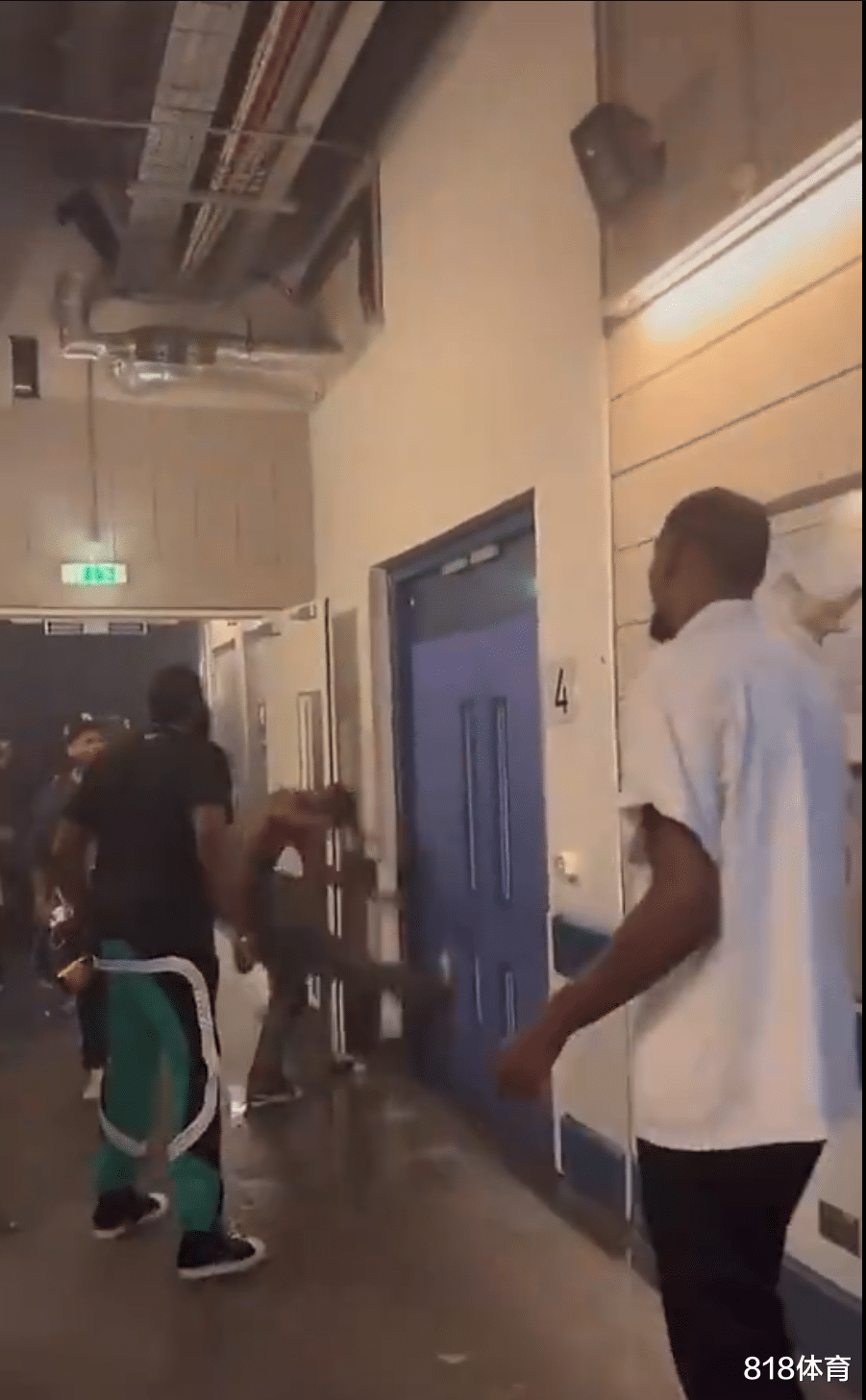 凯文·杜兰特|哥俩好! 杜兰特哈登伦敦同看演唱会, 后台联手狙击说唱歌手狂喷香槟