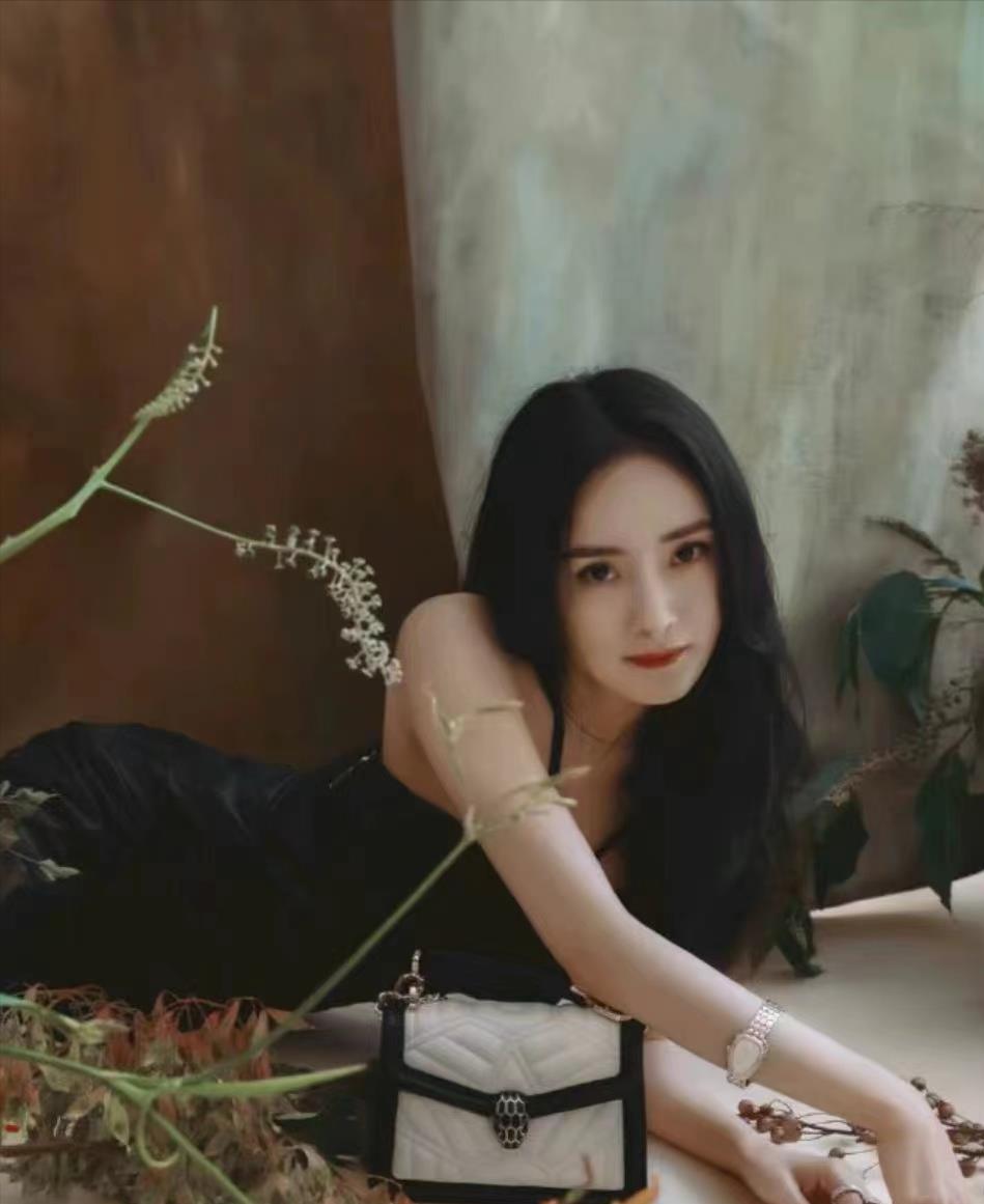 杨幂|35岁的杨幂终于不“藏”了，穿白色背心凸显傲人身材