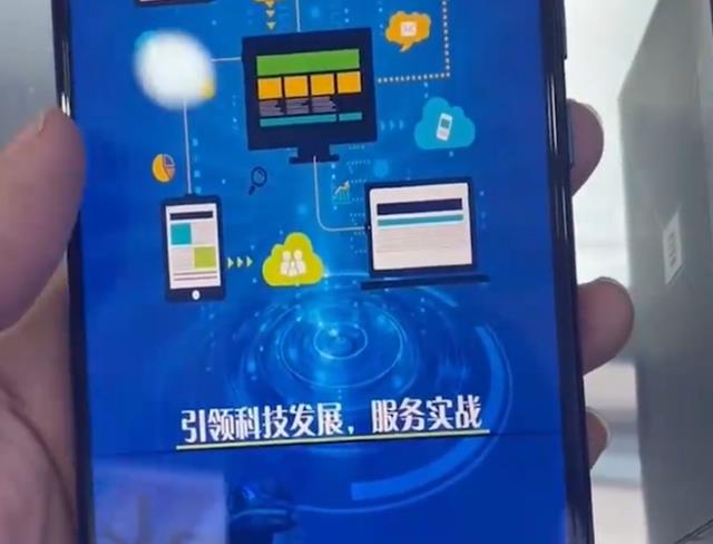 河南一顾客拿着手机去解锁，老板开机后被屏幕上的4个字被吓懵了