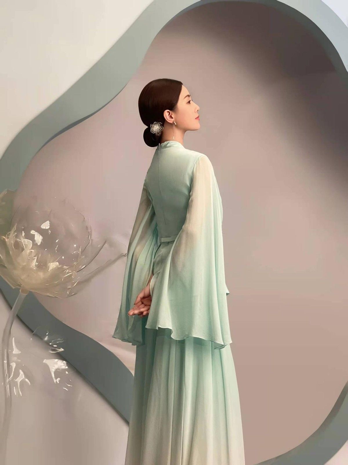 刘诗诗|刘诗诗这早春look堪称天花板，穿成淡雅古典气质小女人，值得借鉴