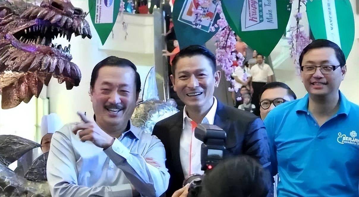 刘德华|61岁刘德华现身马来西亚!拿督陈志远亲自接机,排场盛大有面子