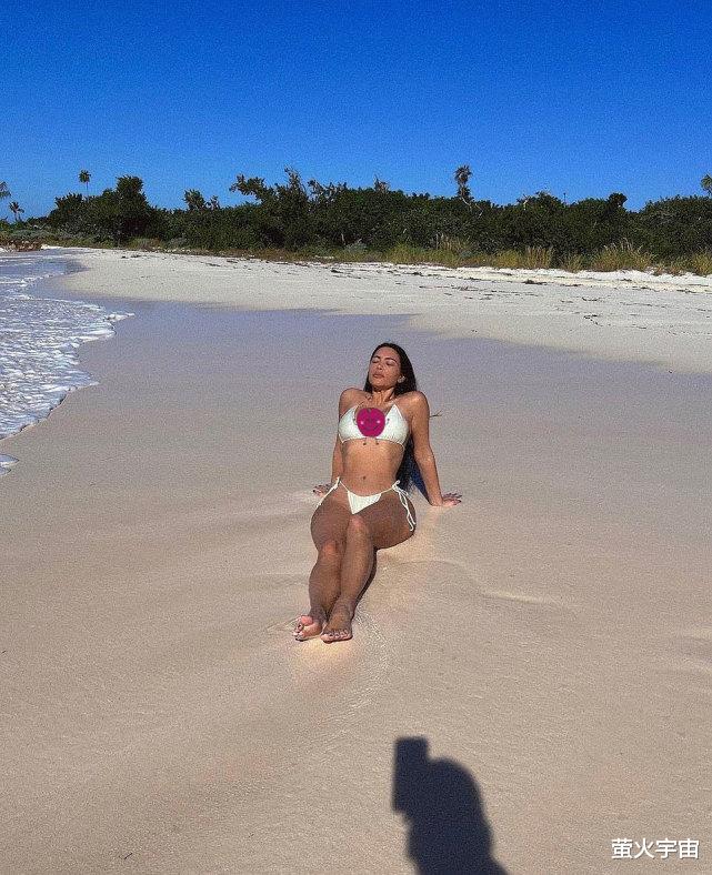 金·卡戴珊|41岁金·卡戴珊无惧纷扰,晒素颜海滩照,和鲜肉男友在一起笑得灿烂