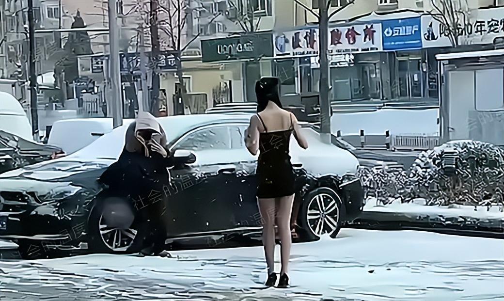 辽宁:女子在雪中穿着吊带裙跳舞,只为取悦榜一大哥,男友不介意