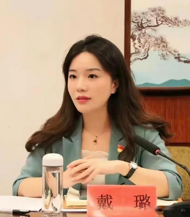 美丽|戴璐副局长的穿搭彰显美丽和自信,舒服的穿搭会让人际关系更和谐