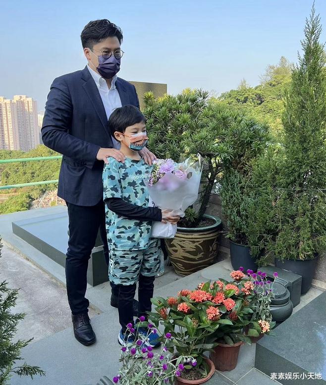 霍英东|霍英东离世16周年，霍启刚带长子墓地拜祭，霍老铜像旁边摆满鲜花