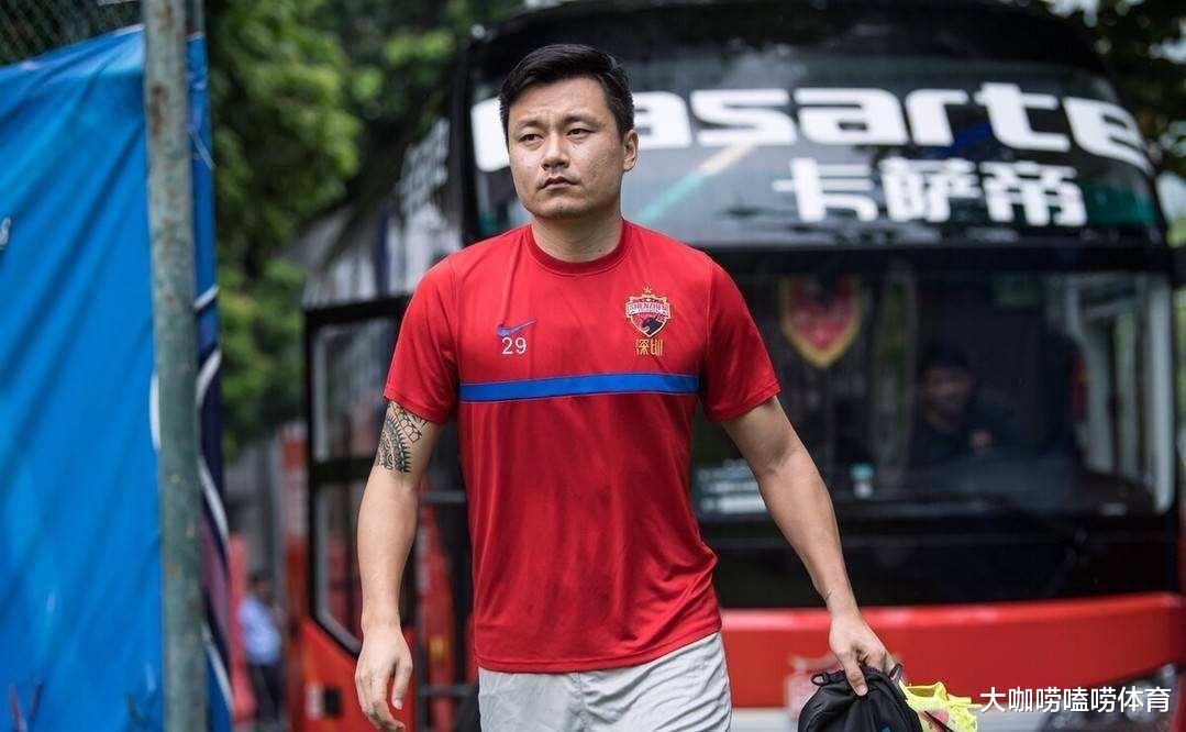 国足|突然退役！曝中国男足前队长不踢了，就此告别足坛，原因令人心酸