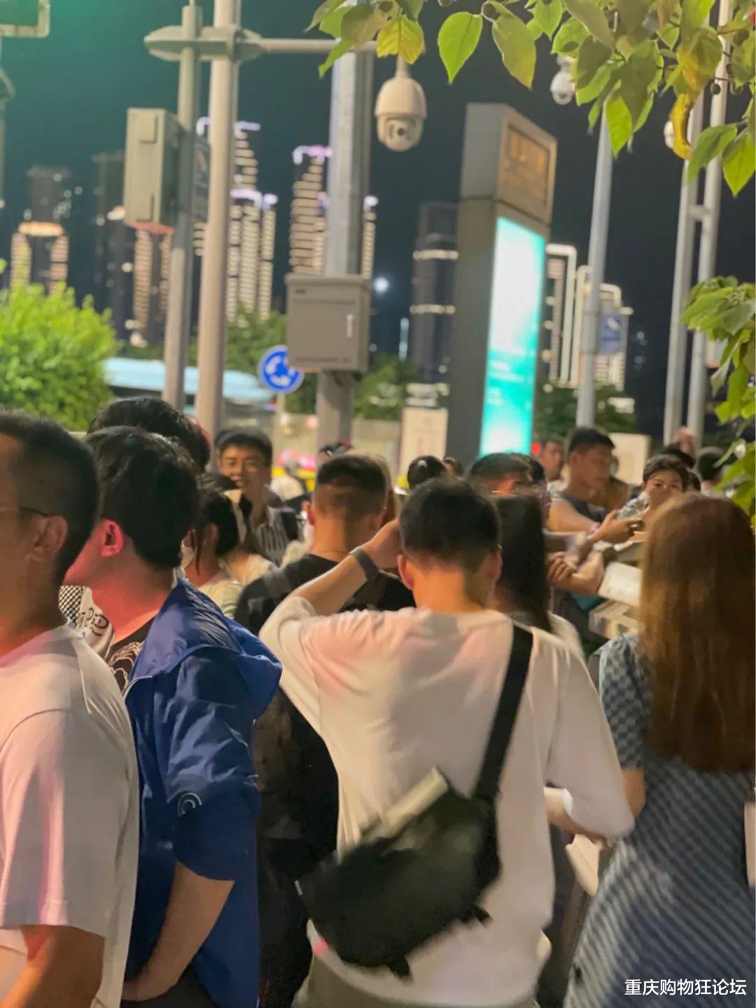 洪崖洞|洪崖洞过气大剧院崛起了？现在流行人山人海半夜看江……