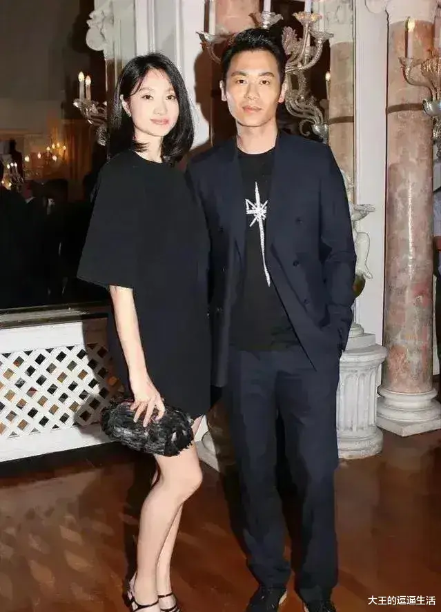 朱亚文|朱亚文老婆太显嫩！黑裙配锁骨发与老公同框，大1岁的她像小妹妹