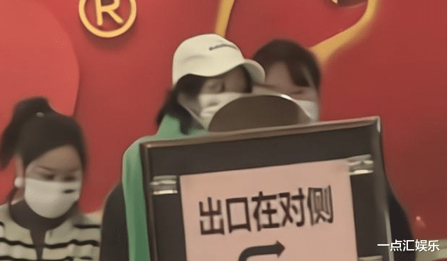 春晚|赵丽颖首次参加春晚规规矩矩，孙怡背四万包，张艺兴露脚踝