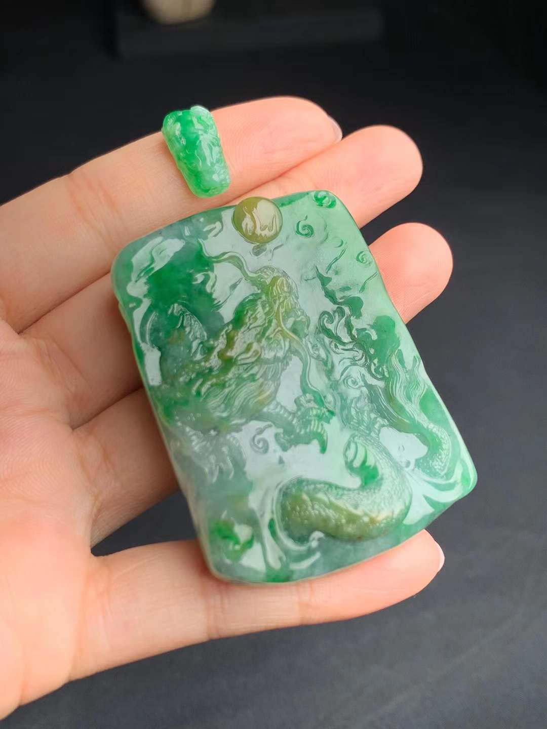 翡翠|霸气侧漏的「翡翠龙牌」有什么寓意?适合哪些人群佩戴?