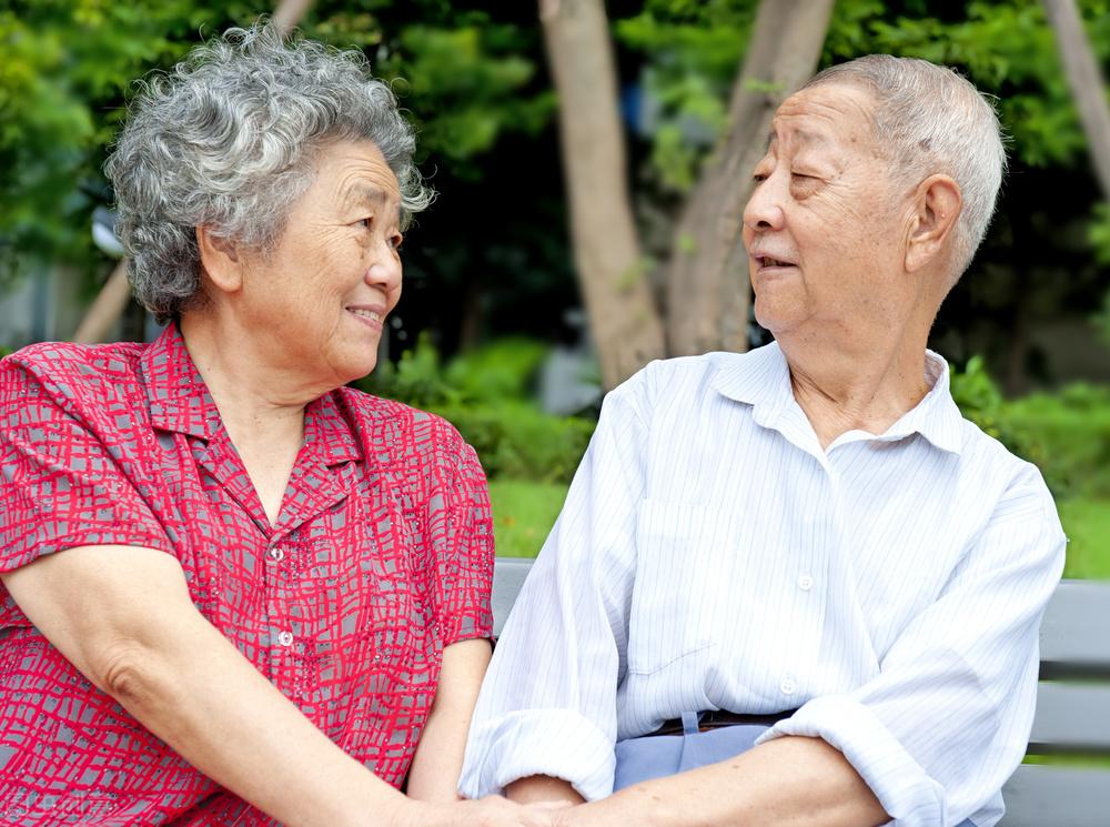 62岁阿姨:尽心尽力照顾瘫痪再婚老伴,没想到我结局那么悲惨