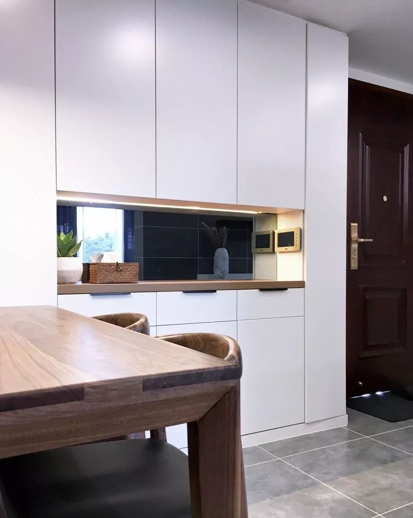 大白墙+不吊顶,头次见客厅把沙发半嵌入墙里,这设计我服!