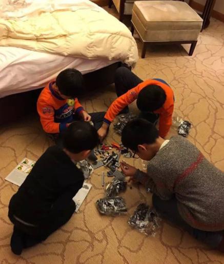 参观马景涛住的豪宅,户外有独立的大院子,客厅吊顶太科幻了