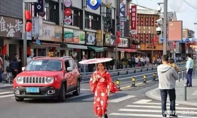 女子在街头上穿和服，直接被警察带走，难道学校没有教育你爱国吗