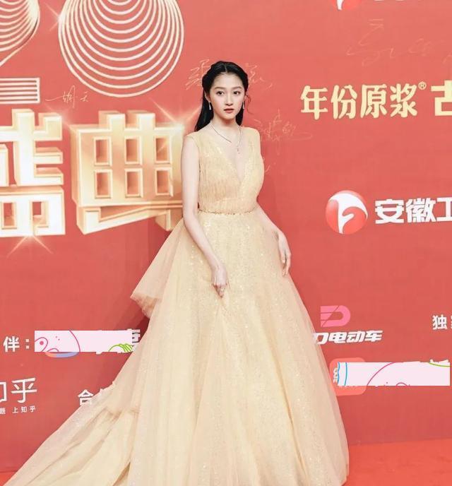 关晓彤|难怪被称为“红毯黑洞”,关晓彤的衣品审美真是让人挠头