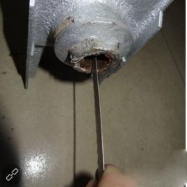水龙头断墙里怎么办?笨办法费力不讨好,教你三个办法轻松取出