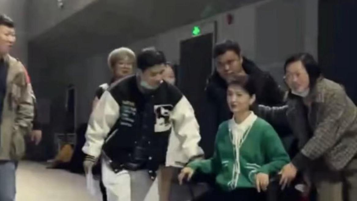 安徽美女主持马滢身体引担忧，坐轮椅携带拐杖，7人搀扶行走艰难