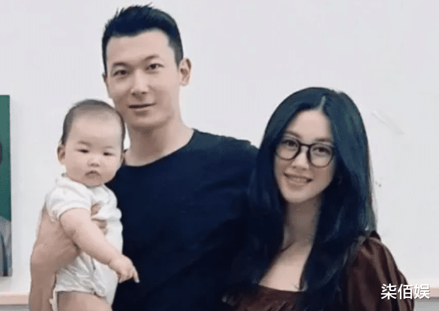 朱珠|朱珠和老公带娃遛弯，俩人甜蜜互拍，十个月大女儿皮肤白皙好可爱