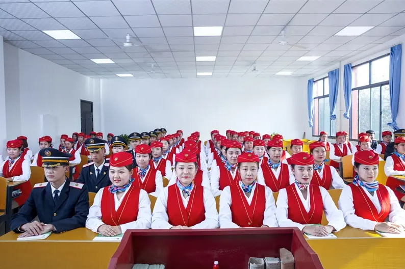 高考|职校老师自掏腰包发红包引导学生学习兴趣,家长批评老师恶意诱导