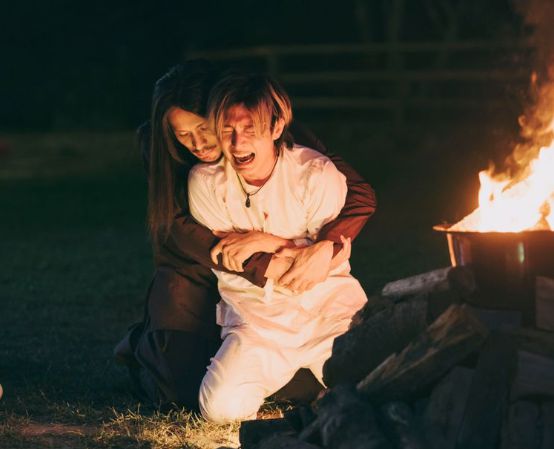 炎亚纶|炎亚纶遭抵制后现身回应，假装微笑闪烁其辞，金士杰等人或被连累