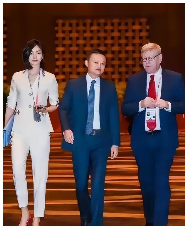 董明珠|董明珠参加婚宴一幕曝光，我为什么劝你不要把人脉当本事？