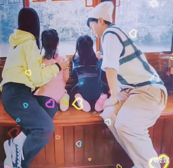 谢娜|谢娜幸福公开全家出游照,张杰一手抱一娃,跳跳俏俏背影清瘦高挑