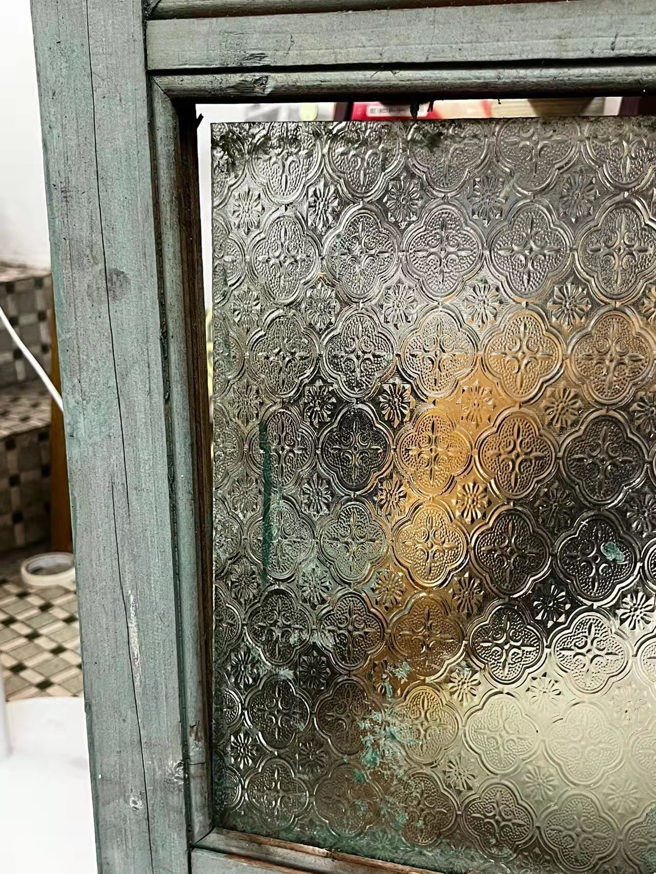 住进广州老城区，她用淘来、捡来的家具装点房子，老旧但好看