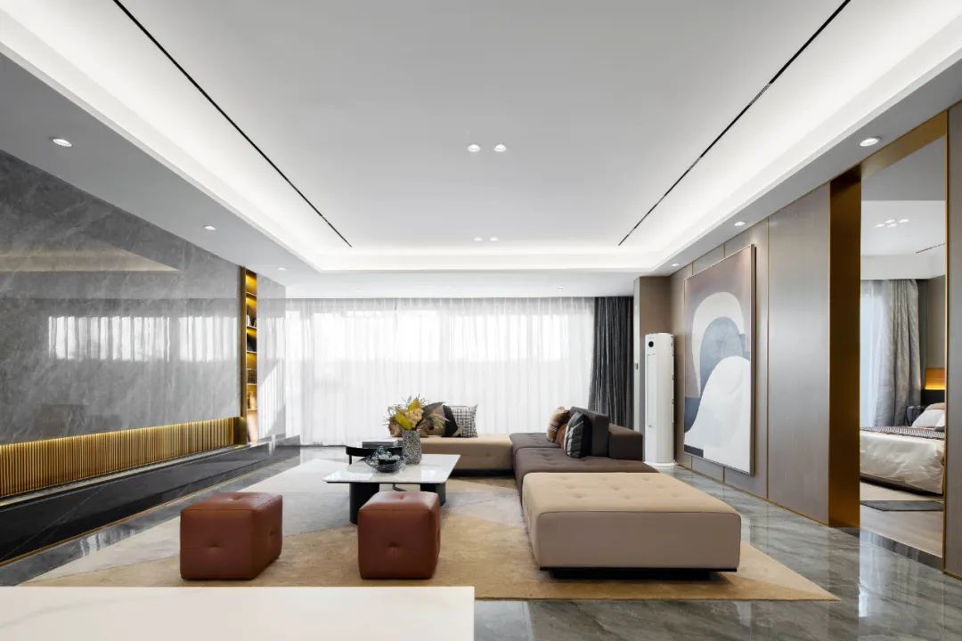 大户型的品质生活,简单中透露着清淡的奢华、高贵