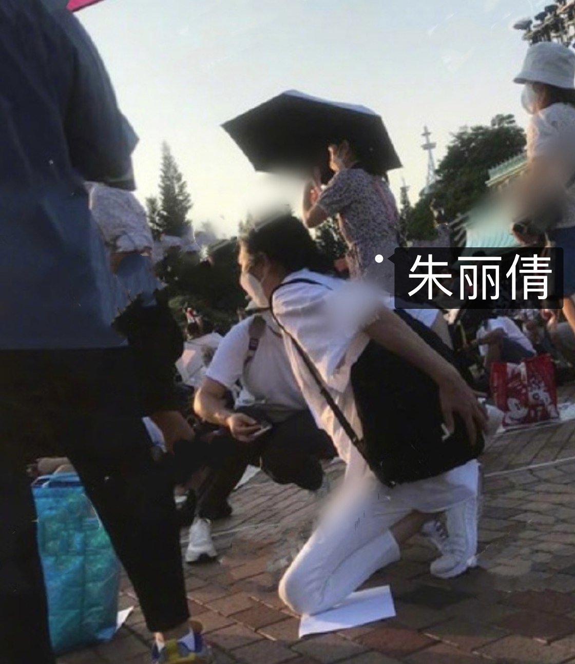 刘德华|刘德华妻女现身游乐园，朱丽倩半跪为女儿占位，孩子样貌神态随爹