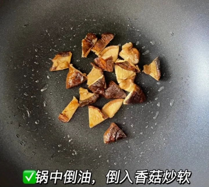 天冷了，我家最爱吃这道菜，荤素搭配，解馋开胃，家人爱吃不剩菜