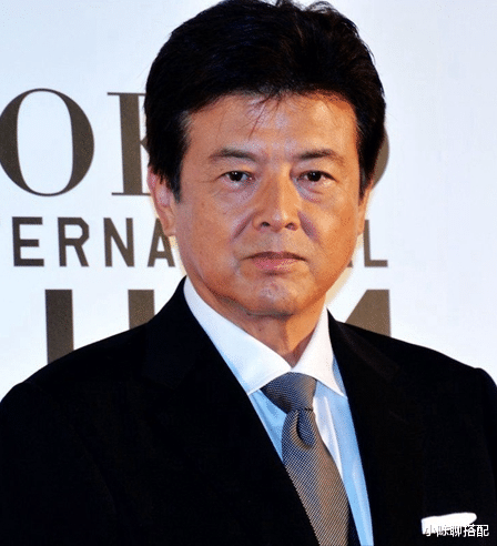 衬衫 三浦友和老了也帅气时髦,穿西装配衬衫,发腮有皱纹也不显油腻