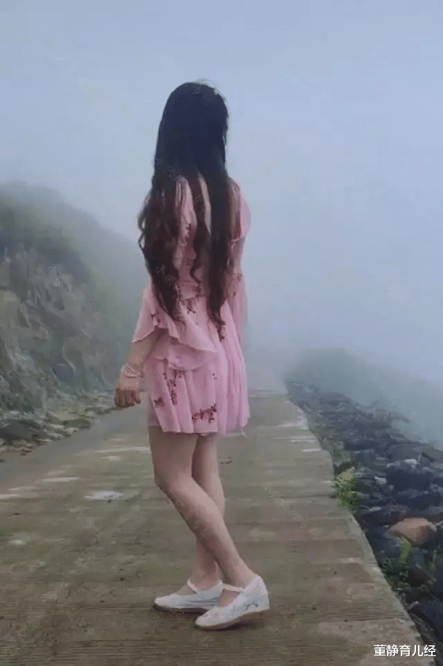 一男子和网恋女友奔现成功,两人去山上约会,网友:捡到宝了