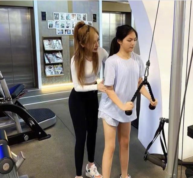 刘海 王诗龄健身照曝光，两个月减掉58斤，一双细长美腿很吸睛