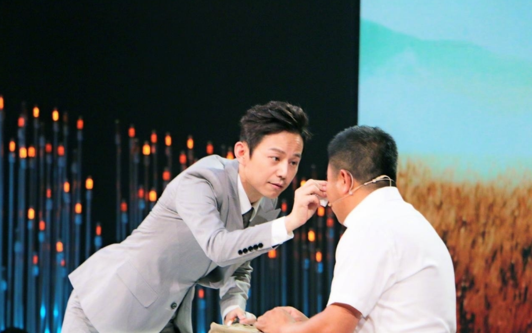 何炅|受人尊敬的何炅，如今却受诸多批评，他现在究竟有多惨？