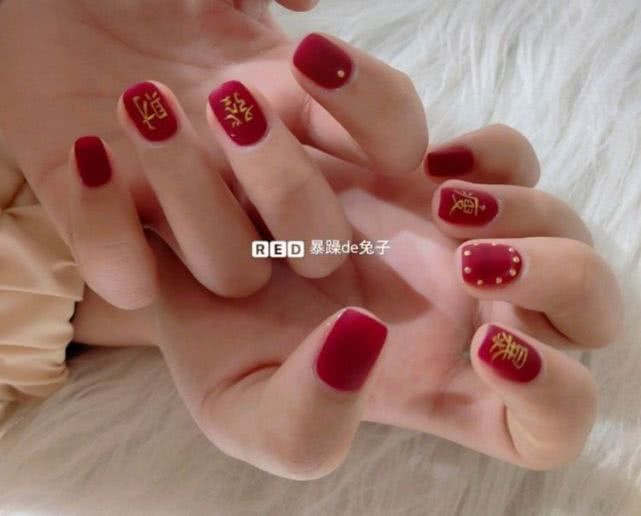 美甲 暴富显瘦、桃花、显白有气质！30款新年红色美甲范本图集