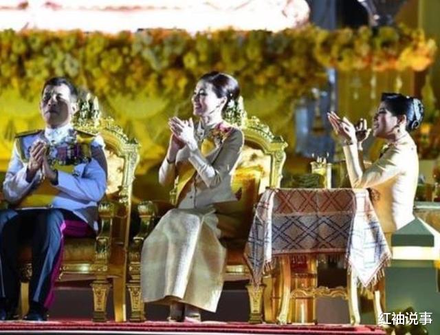 诗妮娜|37岁诗妮娜成功翻身，巨型复出海报高悬广场，王后结婚照被撤下