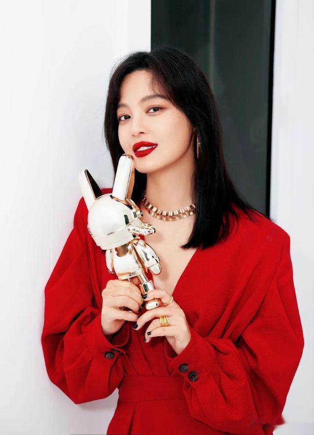 迪丽热巴|众星兔年贺岁大片，迪丽热巴仙气飘飘，赵丽颖杨幂今年春晚赢麻了