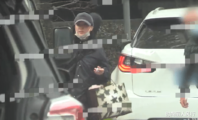 周迅|周迅带小13岁男友回家，大翻车！男友一身邋遢周迅穿羽绒服像路人