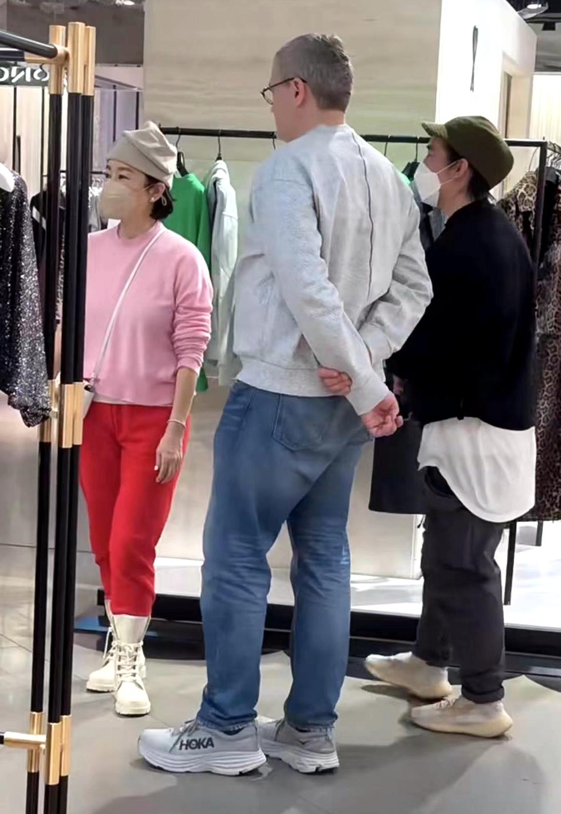 林青霞|68岁林青霞素颜逛街,与外国男友人关系亲密引猜测,两人数次被拍