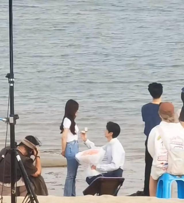 陈哲远|赵露思陈哲远《偷偷藏不住》还原求婚名场面!海边单膝下跪太浪漫