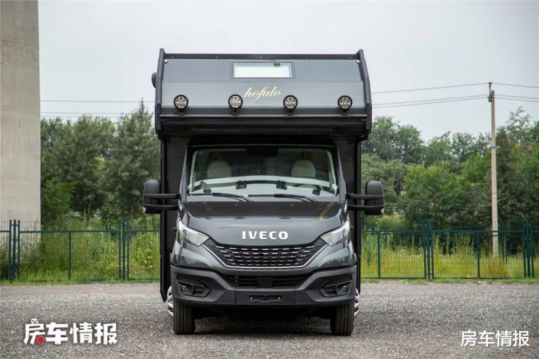 房车里的独立厨房真爽!爆炒不怕油烟,10度电空调尽情开还能冲澡